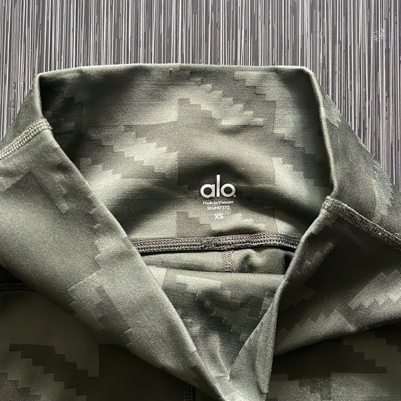 Alo Yoga Jungle Houndstooth Print Leggings - Size XS - Picture 5 of 7